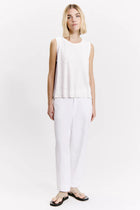 Wide-shouldered comfort fit tank top - White