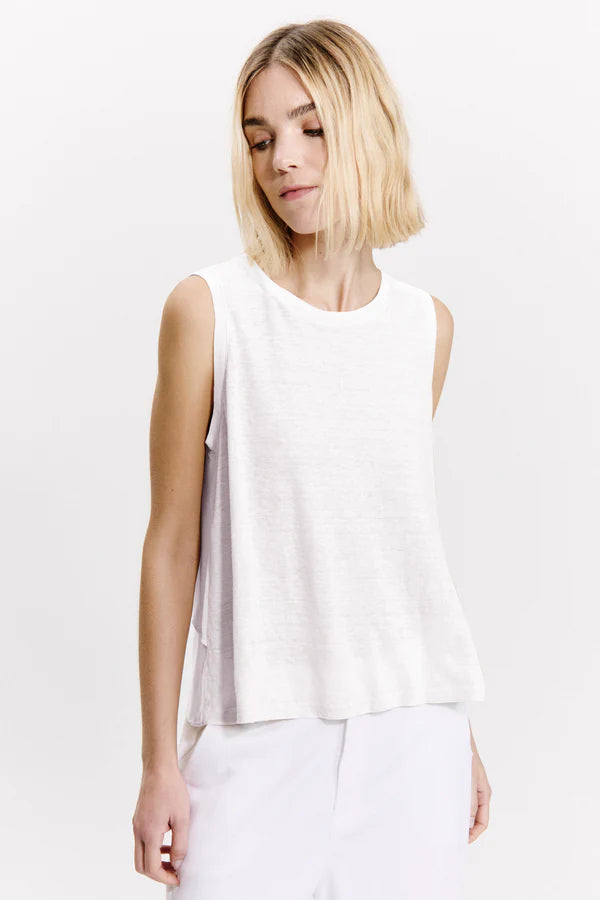 Wide-shouldered comfort fit tank top - White