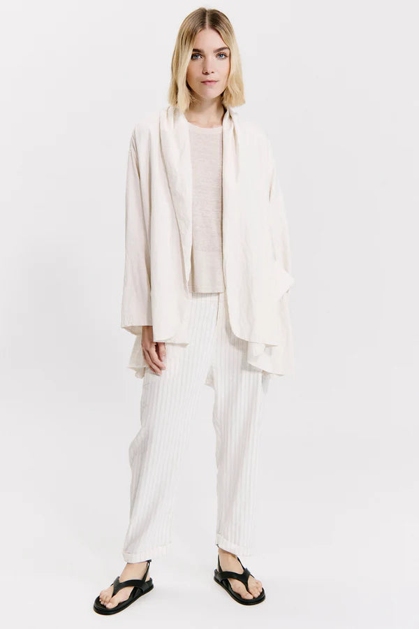 Double layered over jacket in silk blend with shawl collar and rounded bottom