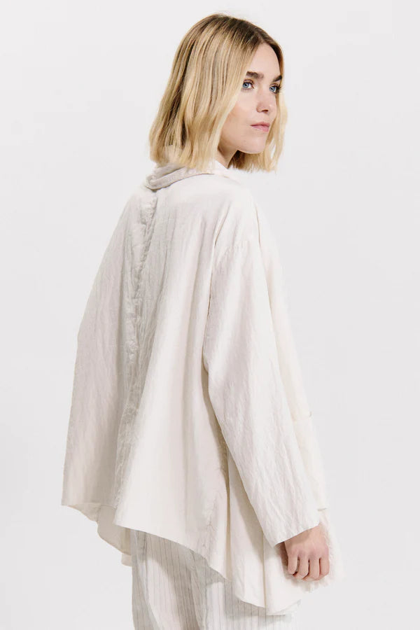 Double layered over jacket in silk blend with shawl collar and rounded bottom