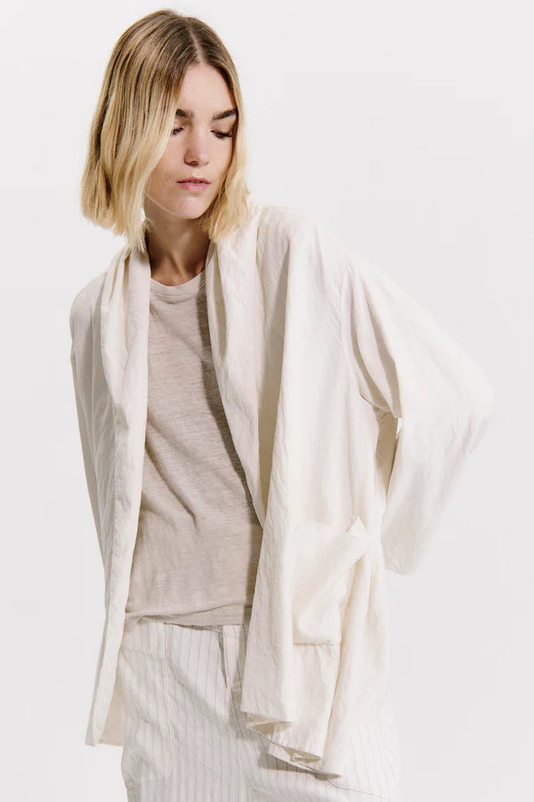 Double layered over jacket in silk blend with shawl collar and rounded bottom