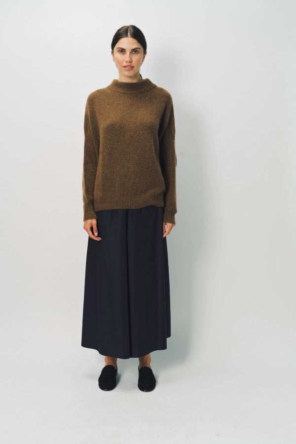 Front view of palissandro cn kimono sleeve sweater on model wearing navy pants, against a white background.