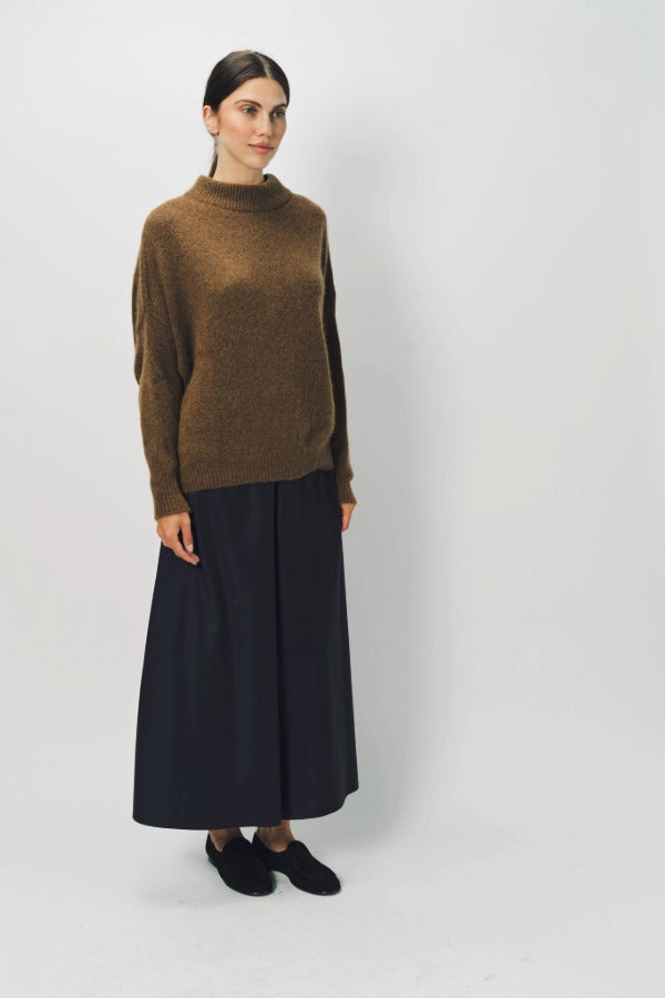 Alternate front view of palissandro cn kimono sleeve sweater on model wearing navy pants, against a white background.