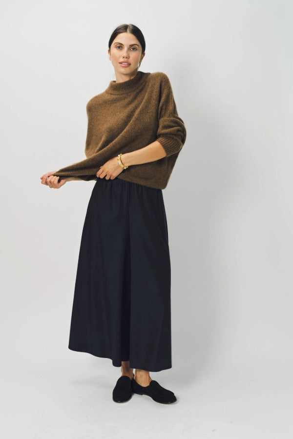 Alternate front view of palissandro cn kimono sleeve sweater on model wearing navy pants, against a white background.