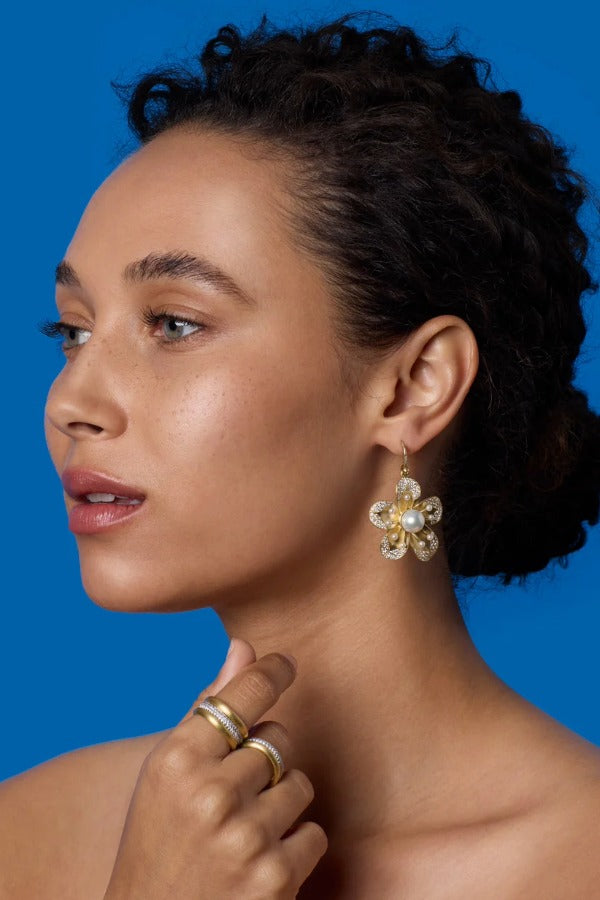 Side view of Heroic 18K YG WG 3mm Ring on model, against a blue background.