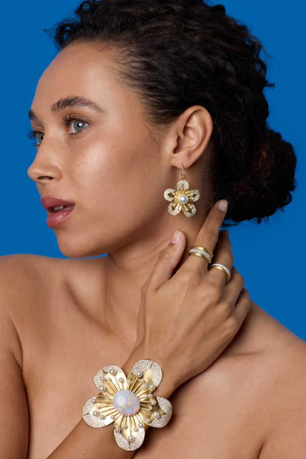 Alternate side view of 18K YG WG 3mm Ring on model, against a blue background.