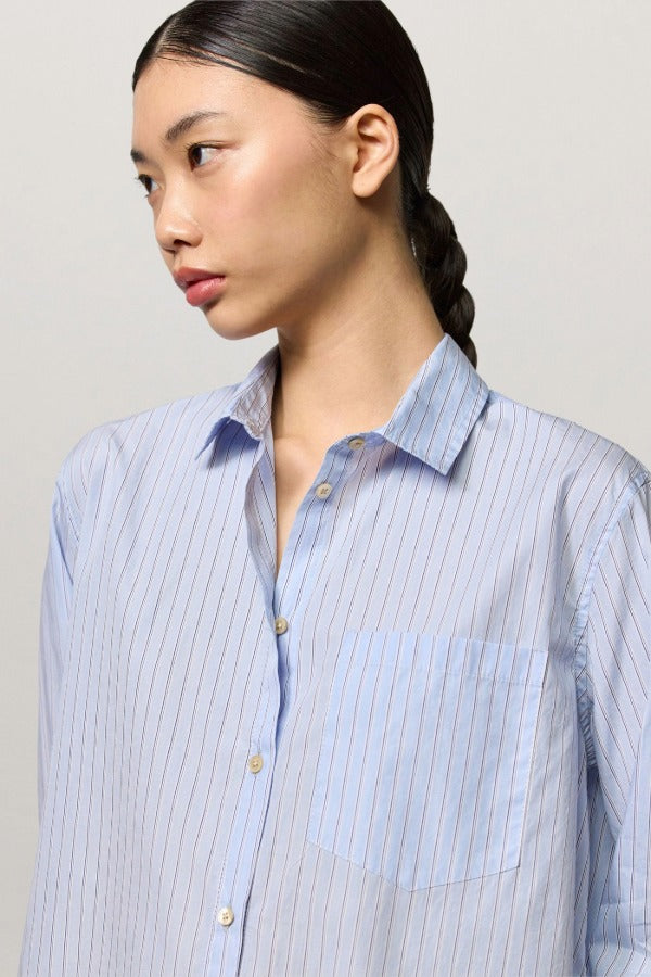Front closeup view of azzurro uma classic shirt on model, against a white background.
