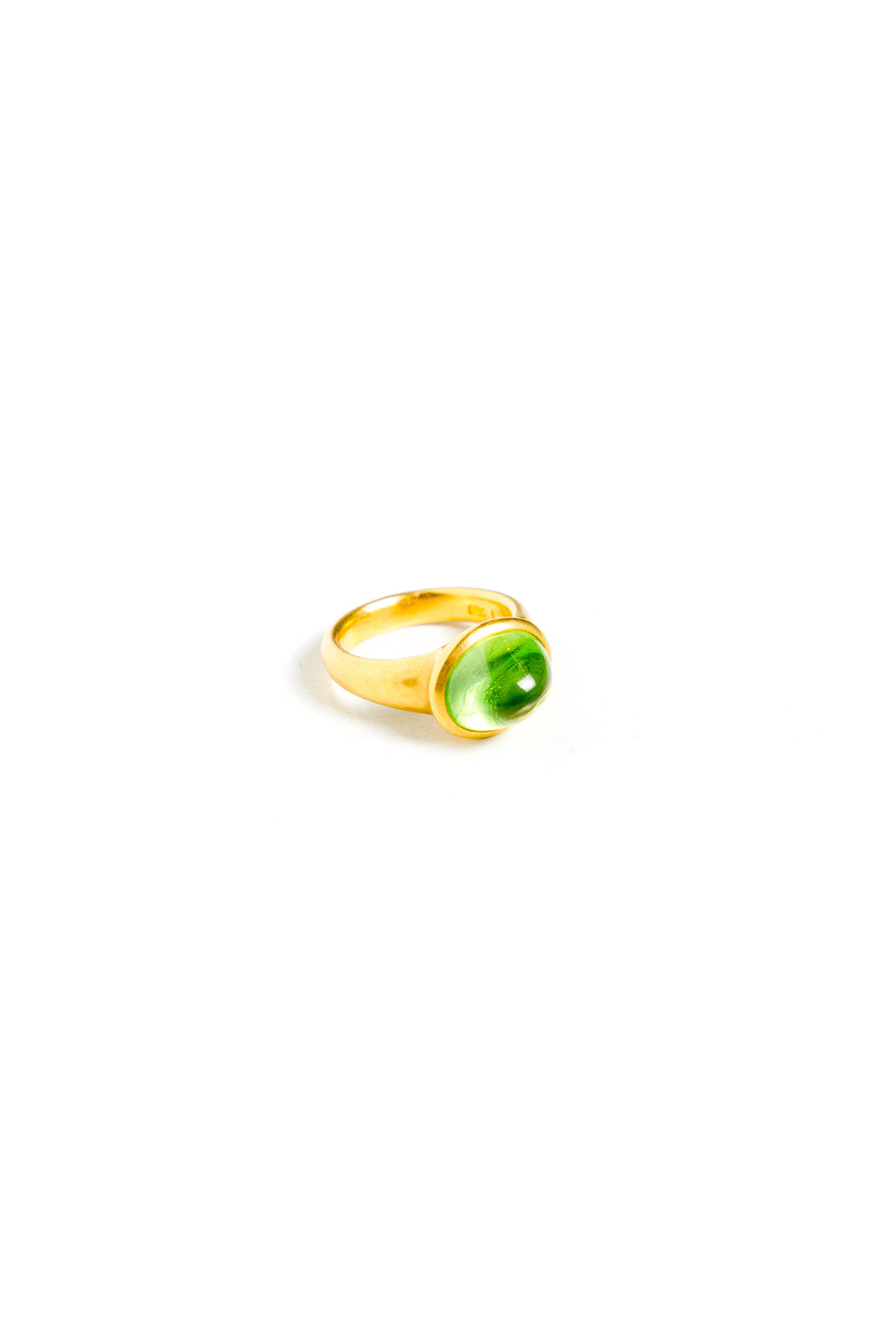  DARLENE-DE-SEDLE-22k-yellow-gold-peridot-high-dome-ring-amarees