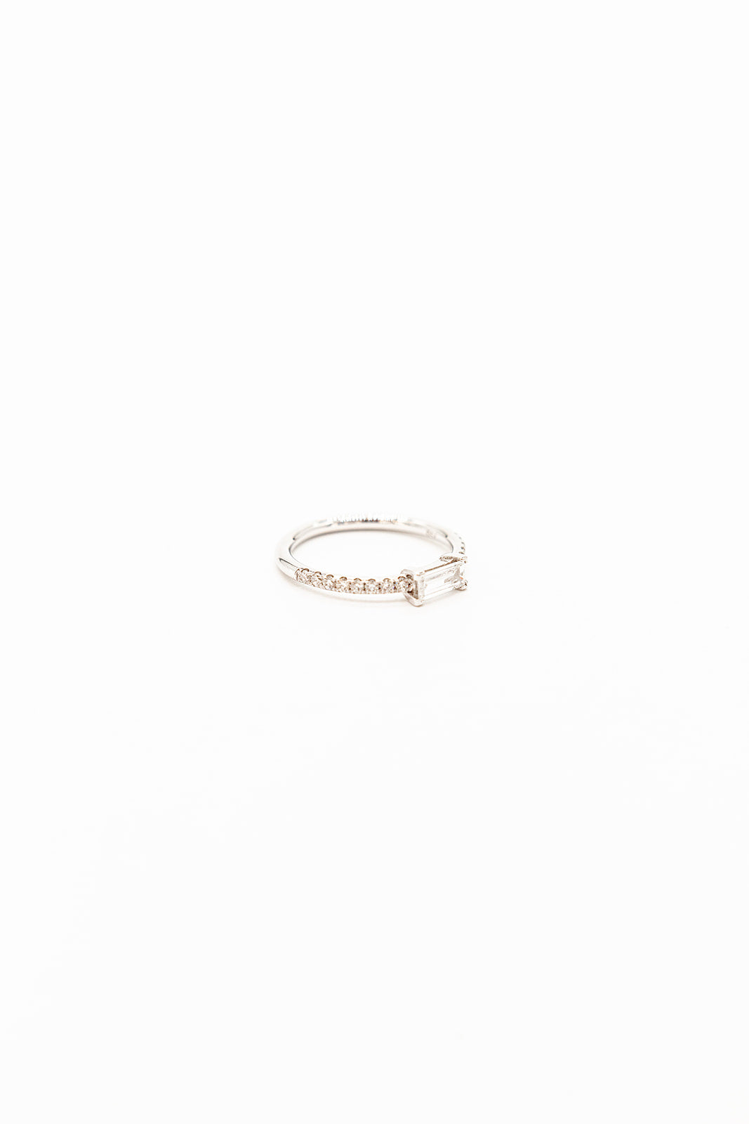 18K White Gold Diamond Baguette Thread Ring